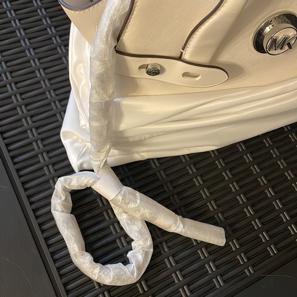 Michael Kors Carmen small flap satchel - Picture 9 of 9